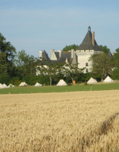 des tentes installées devant un château