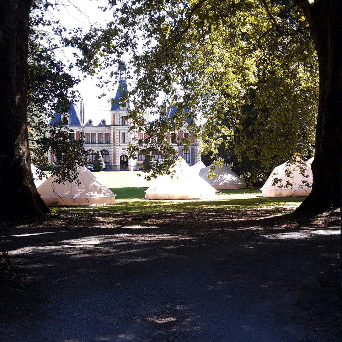 Des tentes installées dans le parc d'un château