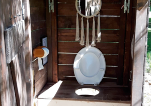 vue sur l'intérieur de nos toilettes sèches de style champetre