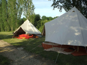 Des tentes de type Inuit installées l'une à côté de l'autre