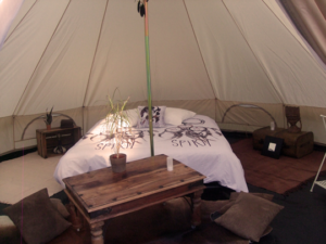 nos équipement intérieur de nos formules confort avec un lit deux places du mobilier en bois massif, des plantes des tapis de sols